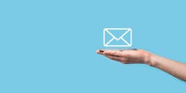 Blå upplyst tangent med texten ”CMS” på ett tangentbord – teknisk visuell metafor för CCMS